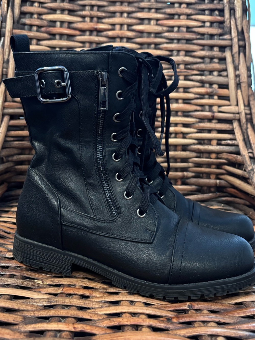 Dream Pairs Black Lace-Up Combat Boots with Buckle in size 7
